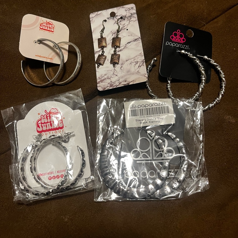 Pleases see pictures there is 5 pair of earrings
